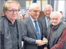  ??  ?? M. le maire, le délégué général et Pierre Dupouy auprès de Robert Gougenheim récipienda­ire de la médaille du Souvenir Français.