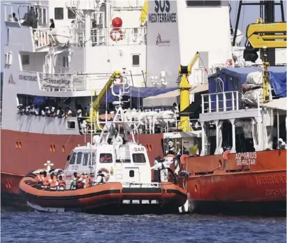  ?? (Photo DPA) ?? A vessel taking on some of the migrants from the Aquarius at sea in Italy