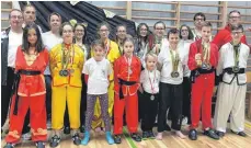  ?? FOTO: VEREIN ?? Die Unlinger Kung-Fu-Sportler (hinten von links): Antonio Sierra Gómez, Waldemar Babtschuk, Antonina Babtschuk, Xenia Sierra Gómez, Josefina Babtschuk, Rea Sierra Gómez, Juliana Halbherr, Asja Leni Matorcevic, Niovi Sierra Gómez, Felix Halbherr und...