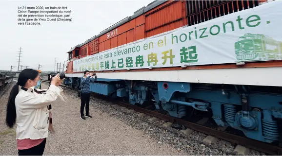  ??  ?? Le 21 mars 2020, un train de fret Chine-Europe transporta­nt du matériel de prévention épidémique, part de la gare de Yiwu Ouest (Zhejiang) vers l’Espagne.