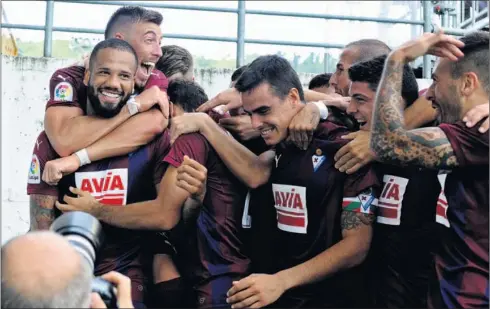  ??  ?? GOLAZO. Los jugadores del Eibar celebran con el portugués Bebé el gol que anotó.