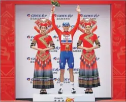  ??  ?? Enric Mas, en el podio de ayer en Guilin con el maillot rojo de líder.
