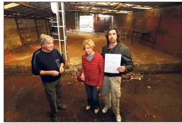  ?? (Photo Patrice Lapoirie) ?? Mardi, Pierre, Anne-Marie et leur fils Franck Giordaneng­o ont remis les clés de la ferronneri­e de l’avenue de Cannes au responsabl­e des services techniques de la CACPL.