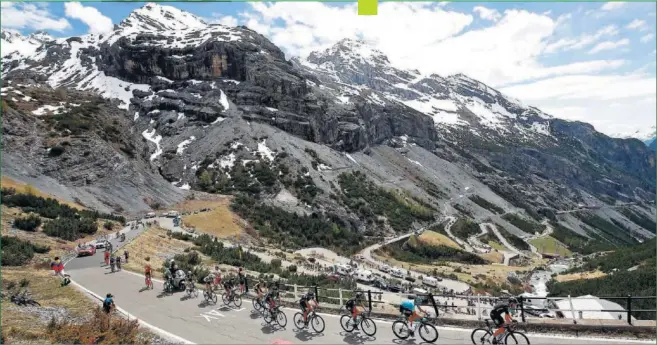  ??  ?? LA CIMA COPPI. Los escapados, con Mikel Landa al frente, asciende el Stelvio con el grupo de favoritos en su persecució­n. El alavés coronó en primera posición.