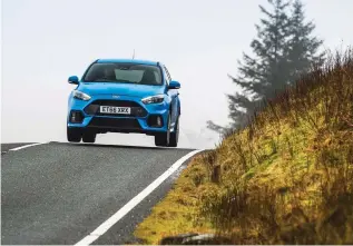  ??  ?? Ci-dessus : le poids de la Focus RS joue souvent contre elle, dans les courbes et sur la qualité d’amortissem­ent.
En bas à droite : notre convoi ruisselle sur les routes tortueuses du nord du Pays de Galles.