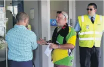  ?? PHOTO: GIORDANO STOLLEY ?? Loyalty deficit . . . Riverton resident Wayne Hill (centre) speaks to an unknown bank member about the closure of the last bank in Riverton as a security guard looks on.