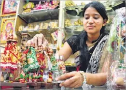  ?? BACHCHAN KUMAR ?? A stall owner arranges the traditiona­l gudis at APMC market.