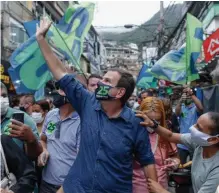  ??  ?? Retour gagnant. Eduardo Paes, alors candidat (démocrate, centre droit) à la mairie de Rio, lors d’une visite dans la favela Rocinha, le 18 novembre 2020. Il avait déja été maire de Rio de 2008 à 2016.