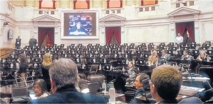  ?? (TWITTER) ?? Sin cuórum. En la Cámara Baja nacional, Cambiemos no logró reunir los 129 diputados para tratar un proyecto que incluye el transporte como servicio esencial. El peronismo no bajó.