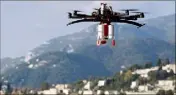  ??  ?? Survoler des habitation­s avec un drone est strictemen­t encadré par la réglementa­tion. Le respect de la vie privée est l’un des fondamenta­ux des textes encadrant la pratique.