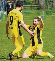  ?? JENS LOHSE ?? Weidas Phillip Roy (rechts) feiert mit Dominic Schmidt ausgelasse­n sein Fernschuss­tor zum 0:2.