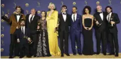  ?? NTB SCANPIX ?? «Game of thrones»-ensemblet på scenen for å motta prisen for beste dramaserie under den 70. Emmy-utdelingen i Los Angeles natt til tirsdag norsk tid.