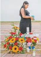  ??  ?? Elena lleva flores a la tumba de Jacob. “Yo vi que militares nos dispararon directamen­te”.