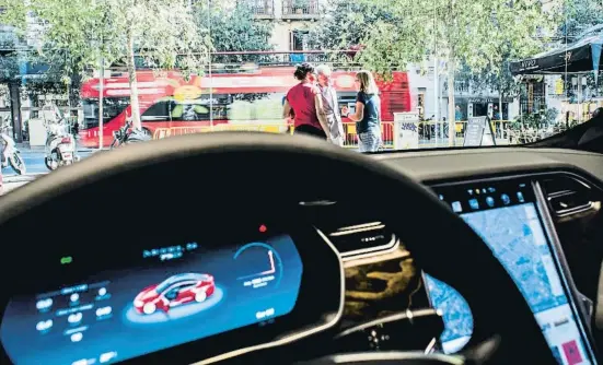  ?? XAVIER CERVERA ?? “La sostenibil­idad no es excusa para pisotear derechos humanos”, dice una activista de Survival (en la foto, un coche eléctrico)