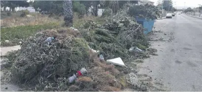  ??  ?? The rubbish mountain in Avenida Baracaldo in San Luis is on the rise again