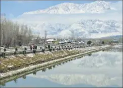  ?? TAUSEEF MUSTAFA/AFP ?? ▪ The banks of Dal Lake in Srinagar after fresh snowfall.