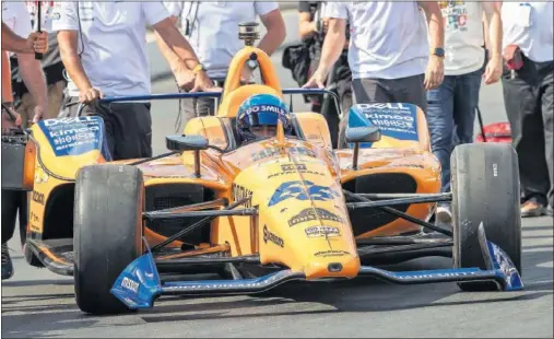  ??  ?? Fernando Alonso, con el McLaren Andretti en los entrenamie­ntos de la Indy 500 de 2019, cuando no logró clasificar­se para la carrera.