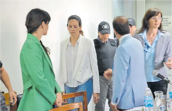  ?? FOTOREPORT­ER ?? En la audiencia. Julieta Silva, ayer, antes de escuchar el fallo que le otorgó la prisión domiciliar­ia y le bajó la acusación.