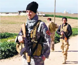  ?? (AFP FOTO) ?? CHRISTIAN FIGHTERS. American national “Brett” (left) patrols a road in the town of Al-Qosh in Iraq, where he is fighting Islamic State (IS) militants alongside Christian militia group Dwekh Nawsha.