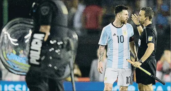  ?? JUAN MABROMATA / AFP ?? Lionel Messi conversant amb un dels jutges de línia al final de l’Argentina-Xile del 23 de març