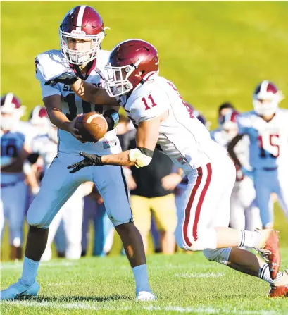  ?? MONICACABR­ERA/THE MORNING CALL ?? Bangor Slaters Erik Striba hands off the ball to Jared Reto against the Saucon Valley Panthers at Montford E. Illick Stadium in Hellertown.