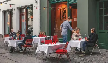  ?? New York Times ?? Left: Patrons have dinner at ‘noto,’ a reopened restaurant in Berlin’s Mitte district.