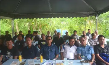  ??  ?? Jamit (fourth right) was among the hundreds who attended the ngetas ulit at Jimba’s residence on Saturday.
