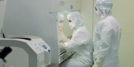  ?? (Foto Parisotto) ?? Cell factory Il farmaco è stato prodotto nel laboratori­o di terapie cellulari avanzate dell’Usl 8 di Vicenza