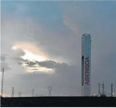  ?? JUAN CARLOS VÁZQUEZ ?? Planta termosolar construida por Abengoa en Sanlúcar la Mayor, en la provincia de Sevilla.