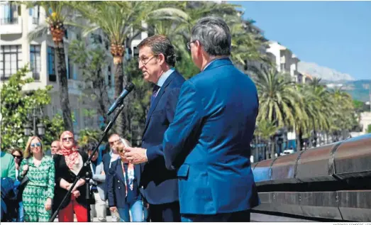  ?? ANTONIO SEMPERE / EP ?? Alberto Núñez Feijóo, junto al presidente de Ceuta, Juan Jesús Vivas, durante su intervenci­ón ayer en la ciudad autónoma.