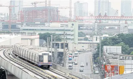  ?? PORNPROM SATRABHAYA ?? A train heads from Bang Sue to Tao Pun station in a test run ahead of the Aug 11 opening of the 1.2-km ‘missing link’ connecting the Blue and Purple lines.