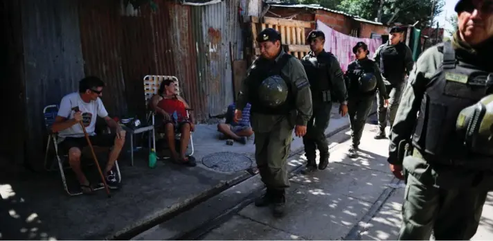  ?? ?? ►
Miembros de la Gendarmerí­a Nacional argentina patrullan la Villa Banana, en Rosario.