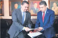  ??  ?? PROPUESTA. El secretario del Legislativ­o Tomás Zambrano recibe la nómina del magistrado presidente Rolando Argueta.