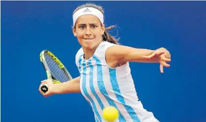  ??  ?? A los raquetazos. Carlé jugará hoy el dobles femenino junto con la colombiana Camila Osorio Serrano.