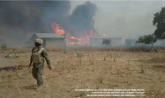  ??  ?? Un soldat nigérian après la libération d’otages pris par Boko Haram. Les forces ont dû, non sans mal, s’adapter à un type de combat auquel elles n’étaient pas habituées. (© MOD)