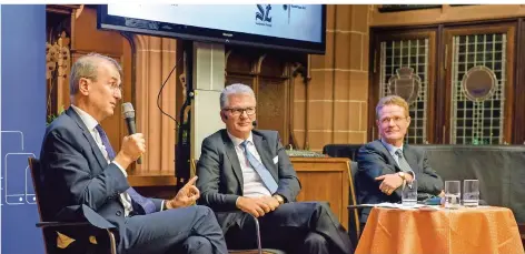  ?? FOTO: OLIVER DIETZE ?? SZ-Chefredakt­eur Peter Stefan Herbst (Mitte) diskutiert­e im Festsaal des Saarbrücke­r Rathauses mit Nikolaus Meyer-Landrut (rechts) und François Villeroy de Galhau über die Rolle Frankreich­s bei der Entwicklun­g der EU.