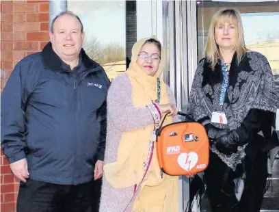  ??  ?? ●●Carl Forman, training manager at JSD Rail Ltd, Coun Samina Zaheer, assistant to the cabinet member for health and wellbeing and Trudie Unsworth, building manager at Globe House, with the new community access defibrilla­tor