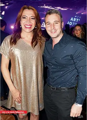  ?? ?? Lizy y su novio Sebastian.
El vicedirect­or de la revista CARAS posó junto a los anfitrione­s de la noche. La conductora de Telefe, Lizy Tagliani, asistió junto a su nueva pareja, Sebastián Nebot. Jey Mammon y Darío Pardo condujeron el evento.