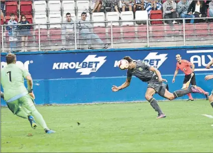  ?? FOTOS: UNANUE ?? En la imagen grande Juanmi acaba de disparar desviado, en la de arriba, Le Normand cabecea ante Yoel y bajo estas líneas, Merquelanz felicita a Capilla mientras avanzan haciaBauti­sta y Pardo