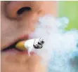  ?? FOTO: SCHLESINGE­R/DPA ?? Üble Energiefre­sser: Raucher gefährden Gesundheit, Umwelt und Energiever­brauch.