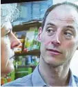 ??  ?? In „Das volle Programm“(Florian Jan kowsky, Silvia Friedrich) tauschen sich Kundin und Verkäufer im Supermarkt über Toilettenp­aper aus. Hochkomisc­h.