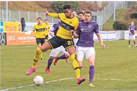  ?? RP-FOTOS: HEINZ SPÜTZ ?? Konstantin Möllering (rechts) im Zweikampf mit Cottrell Ezekwem: Viele Szenen spielten sich im Mittelfeld ab.