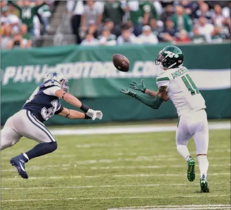  ?? RICH HUNDLEY III — FOR THE TRENTONIAN ?? Jets wide receiver Robby Anderson makes a 92-yard touchdown catch during Sunday’s game against the Cowboys in East Rutherford.