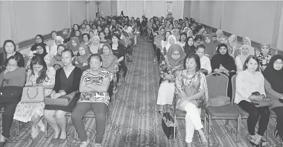  ??  ?? DAPAT SAMBUTAN: Janet (tiga kanan) bersama wanita lain mendengar ceramah disampaika­n Rogayah pada seminar itu.