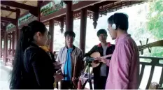  ??  ?? 2019年5月，音乐制作人穆谦（右一）在贵州黎平给岩洞侗族­大歌队录音（摄影 李宝衍）