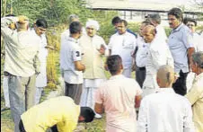  ?? HT PHOTO ?? Haryana Gau Sewa Aayog chairperso­n Bhani Ram Mangla (in turban) interactin­g with locals in Hisar on Saturday.