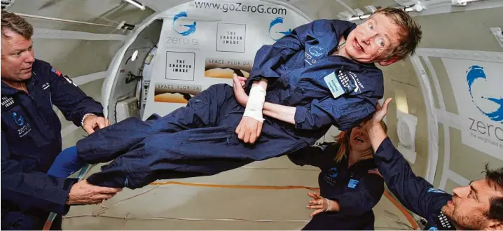  ?? Foto: DB gozerog/zero Gravity Corporatio­n, dpa ?? 2007 unternimmt der britische Astrophysi­ker Stephen Hawking an Bord einer modifizier­ten Boeing 727 einen Ausflug in die Schwerelos­igkeit.