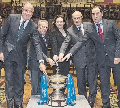  ?? FOTOS: PERE PUNTÍ ?? Javier Godó, Conde de Godó, y la alcaldesa de Barcelona, Ada Colau, en el centro junto a Josep Oliu, presidente del Banc Sabadell. A la izquierda, Albert Agustí, presidente del RCT Barcelona-1899. A la derecha, Albert Costa, director deportivo del...