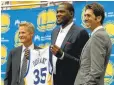  ?? JANE TYSKA/STAFF ARCHIVES ?? A NEW ERA: Durant, center, posing with coach Steve Kerr, left, and GM Bob Myers after signing, wanted to “come and enjoy this atmosphere.”