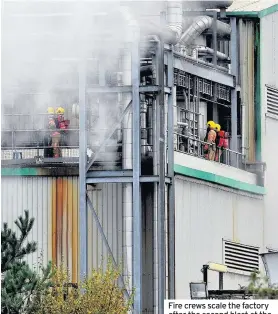  ?? STEVE ALLEN ?? Fire crews scale the factory after the second blast at the Cargill plant at Trafford Park
